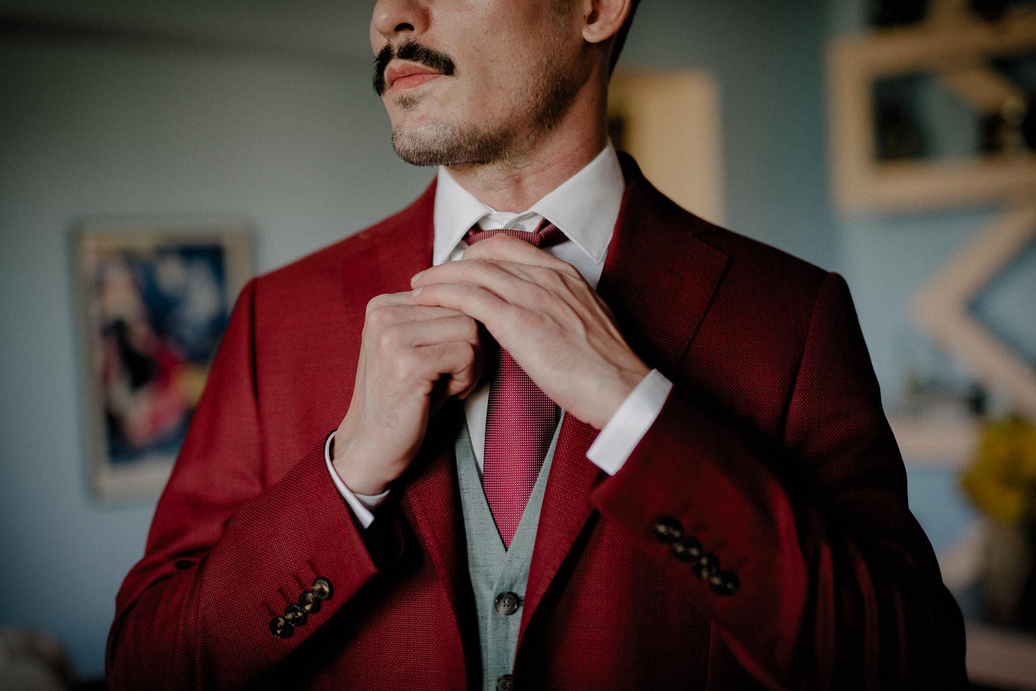 groom's burgundy outfit according to the autumn wedding theme