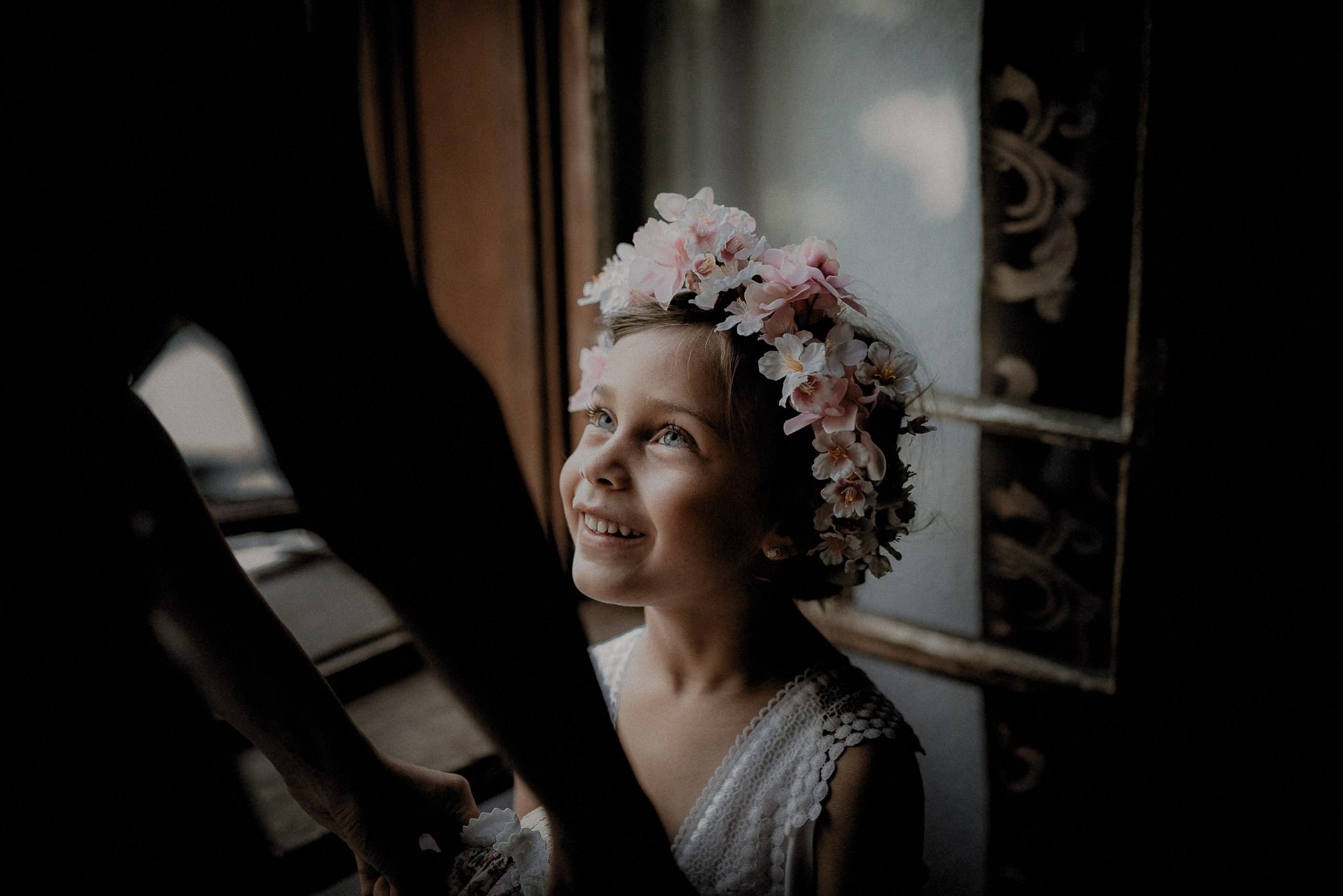 flower girl smiling to the bride on her wedding day