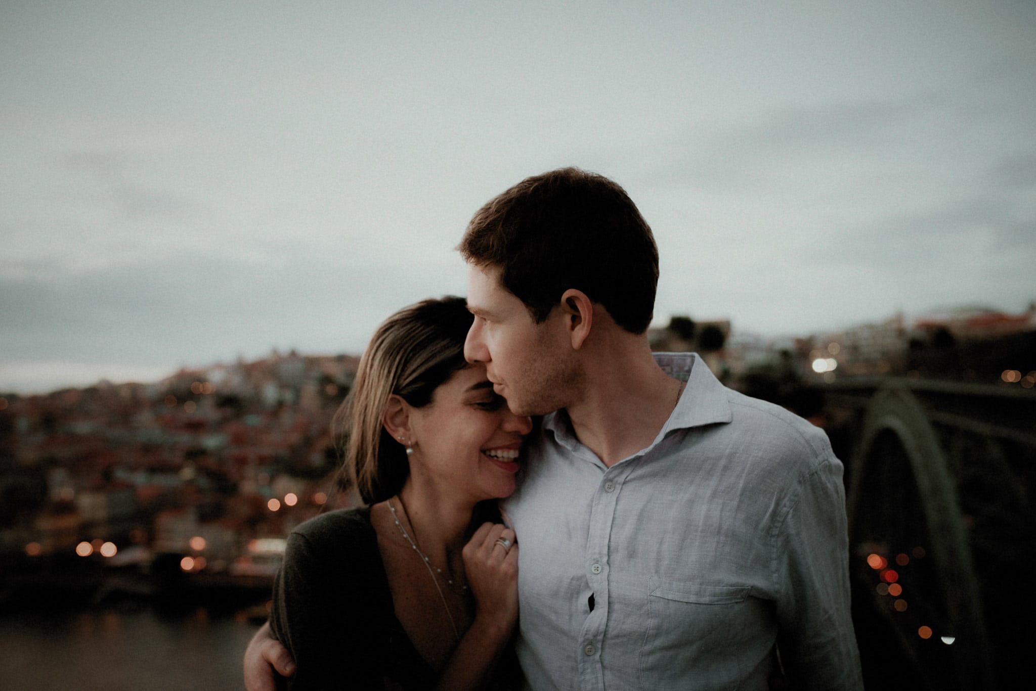 Hugging couple on Luis I bridge