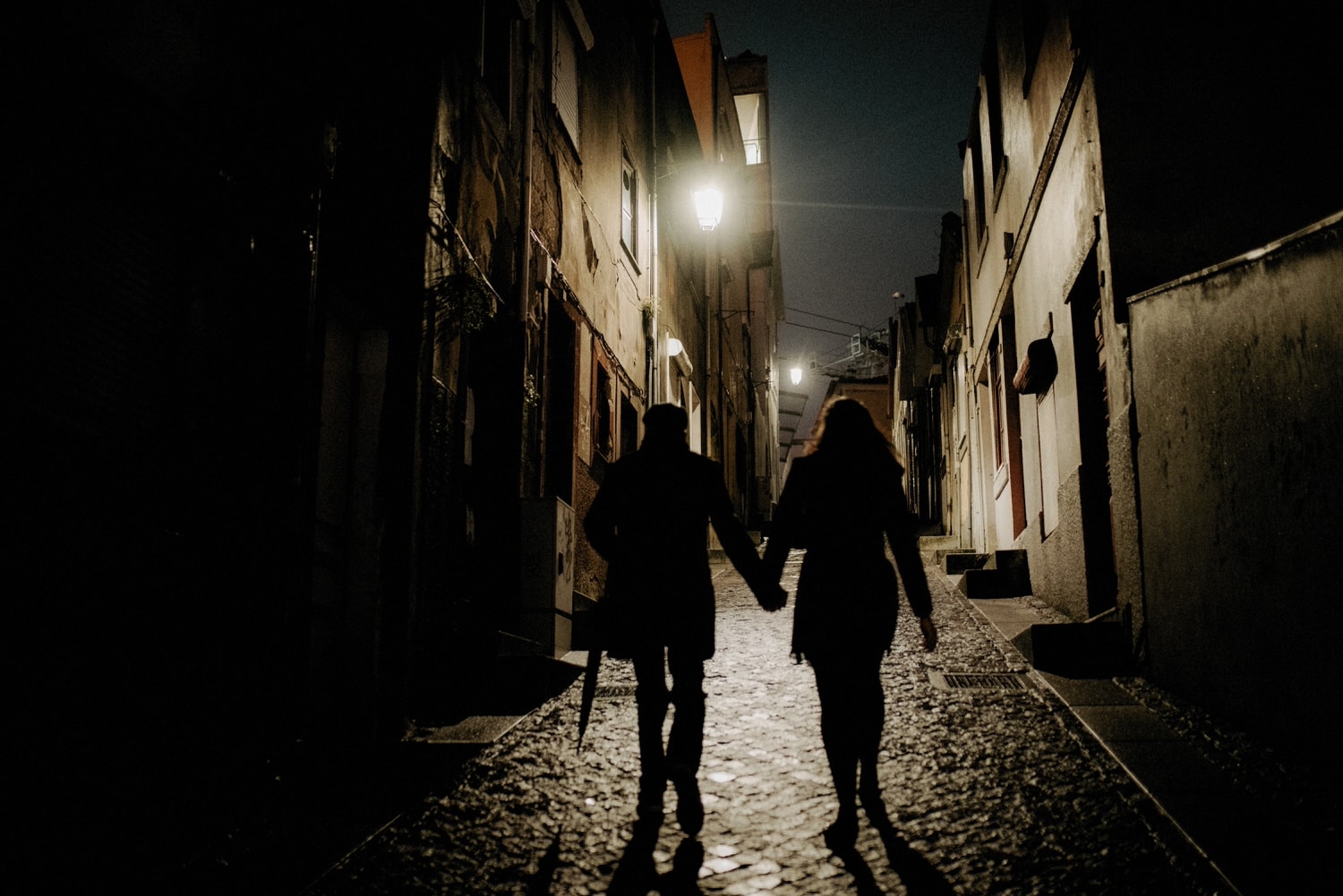 engagement session during a rainy night in Portugal