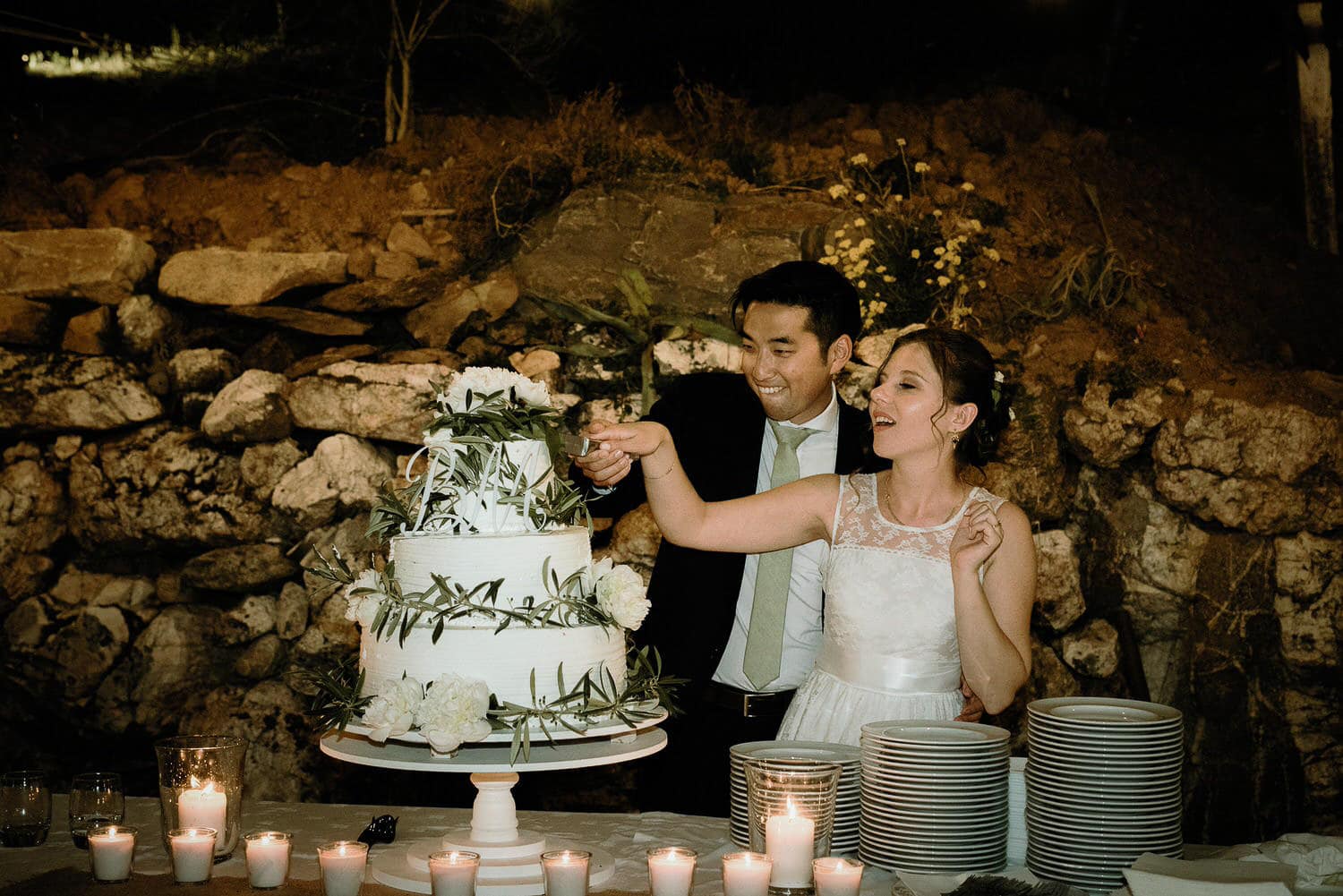 Charming Destination Wedding in the Portuguese Countryside - cutting of the cake
